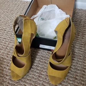 Beautiful mustard heels